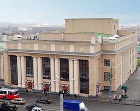Бегущая строка для глухих и слабослышащих появится над сценой драмтеатра в Ижевске Бегущая строка для глухих и слабослышащих появится над сценой драмтеатра в Ижевске