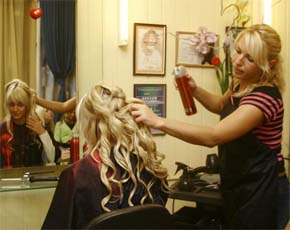 Девять выпускниц "Калужской школы-интерната №5 для слабослышащих детей" успешно сдали экзамен по парикмахерскому искусству