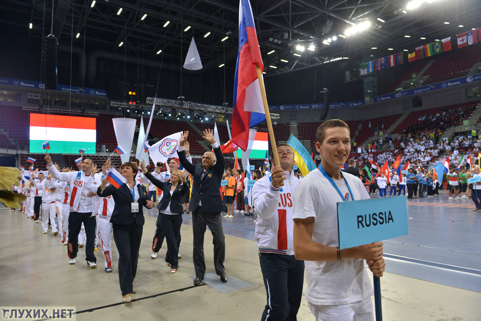 На спортивную арену выходят россияне. На спортивную арену выходят россияне.