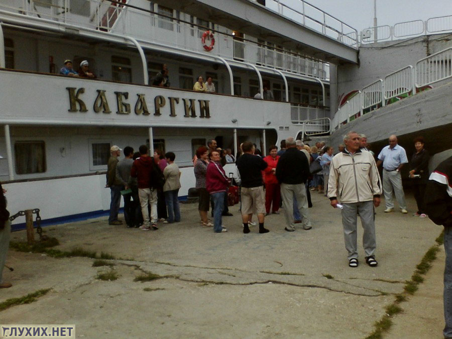 На этом снимке в центре - глухие пассажиры.