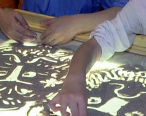 Белгородских слабослышащих детей научили рисовать песком