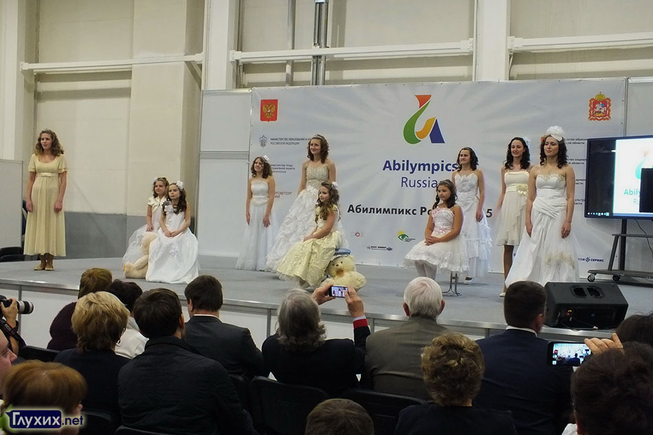 На закрытии Абилимпикса выступают дети из Истринской школы-интерната для глухих детей. На закрытии Абилимпикса выступают дети из Истринской школы-интерната для глухих детей.