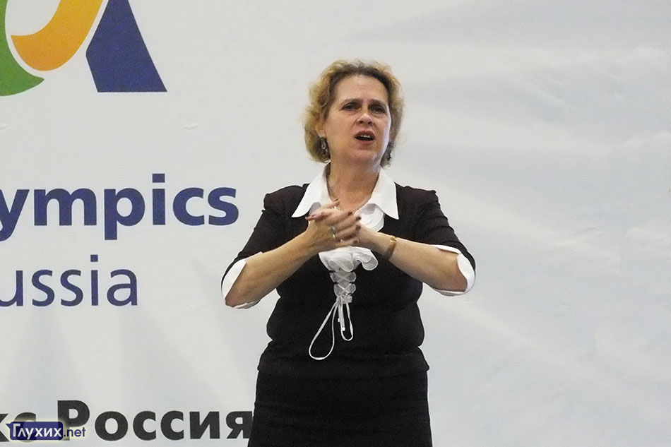 Галина Ушакова радует зрителей своим чтением. Галина Ушакова радует зрителей своим чтением.