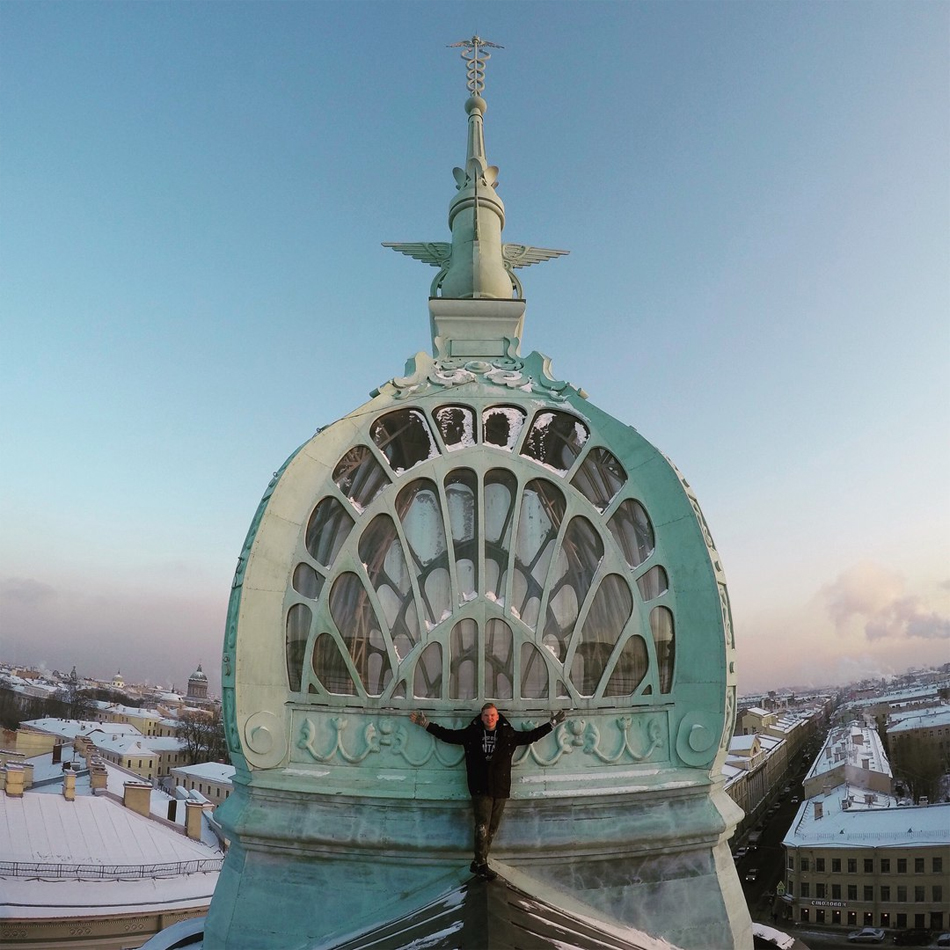 Максим Кузнецов любил фоткаться на крышах зданий Петербурга.