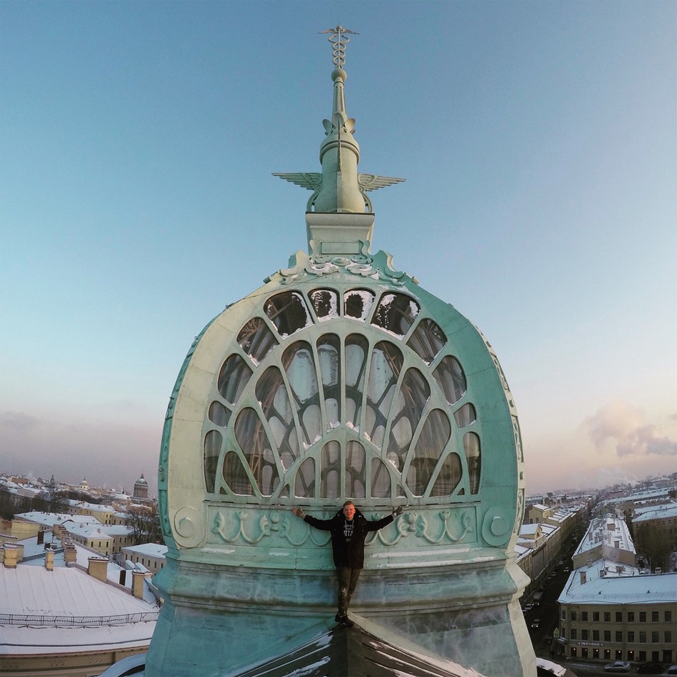 Максим Кузнецов любил фоткаться на крышах зданий Петербурга. Фото vk.com Максим Кузнецов любил фоткаться на крышах зданий Петербурга.
