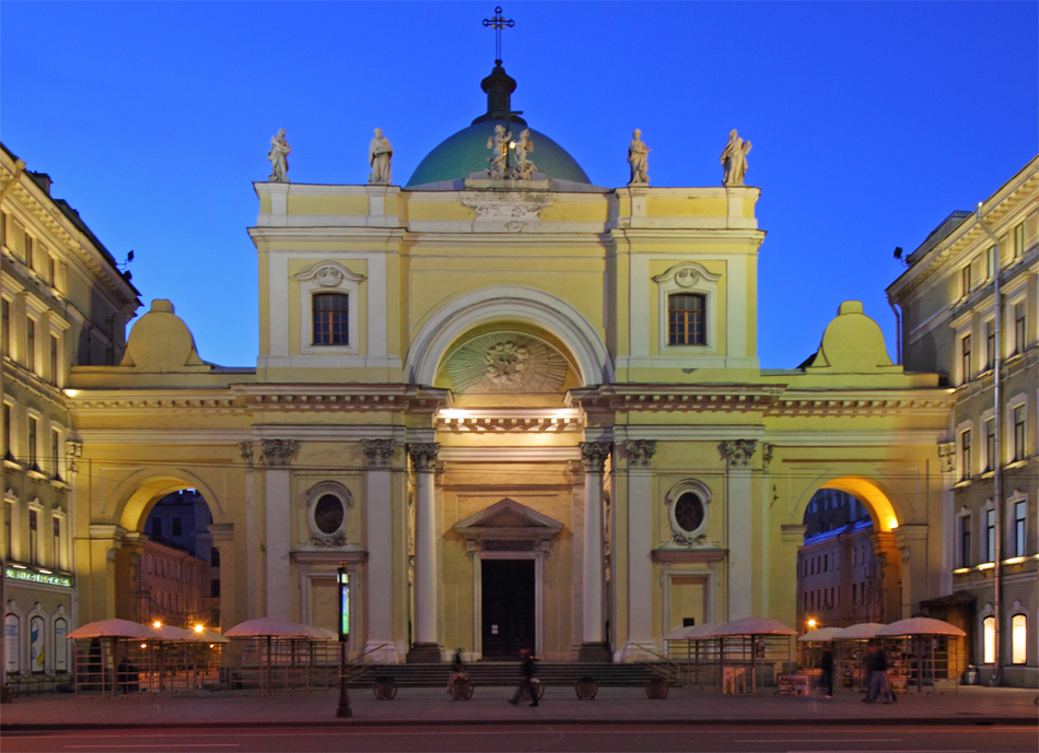 Попытка сфоткаться на крыше католической церкви Святой Екатерины в Санкт-Петербурге для Максима Кузнецова оказалось трагической.