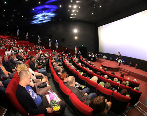 Слабослышашие новосибирцы смогут сходить в кино с субтитрами