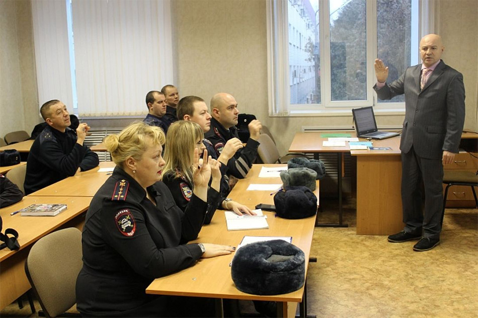 В идеале, уже в ближайшие годы все правоохранители будут владеть языком жестов. Фото: УМВД РФ по Орловской области В идеале, уже в ближайшие годы все правоохранители будут владеть языком жестов. Фото: УМВД РФ по Орловской области