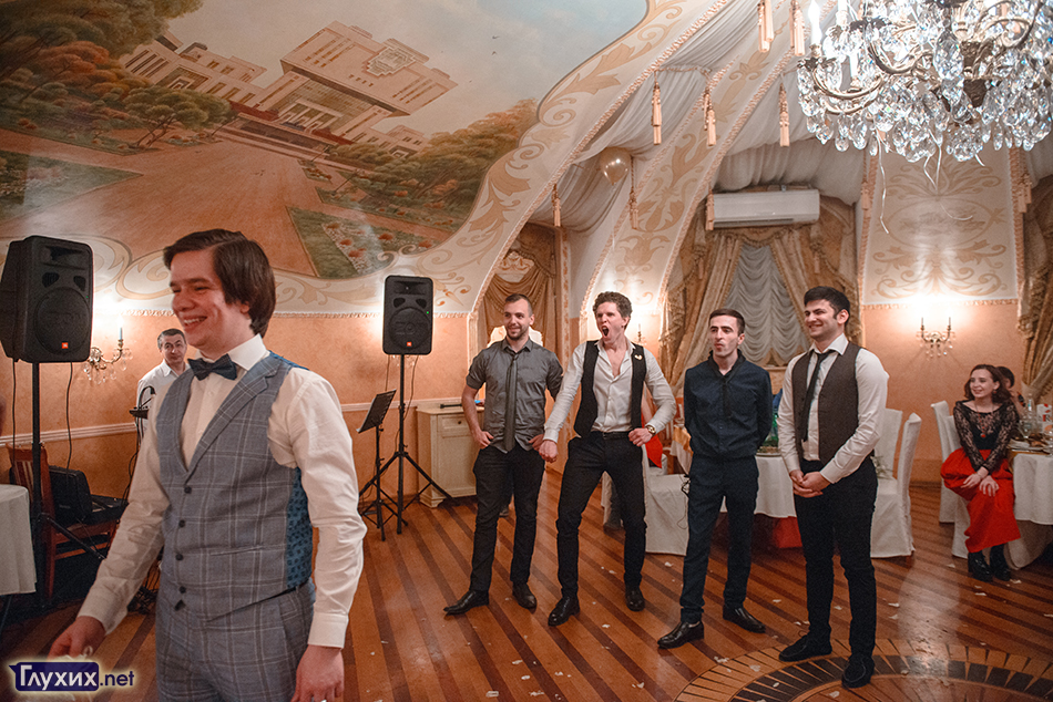 На свадьбу приехали родственники, друзья и коллеги. На свадьбу приехали родственники, друзья и коллеги.