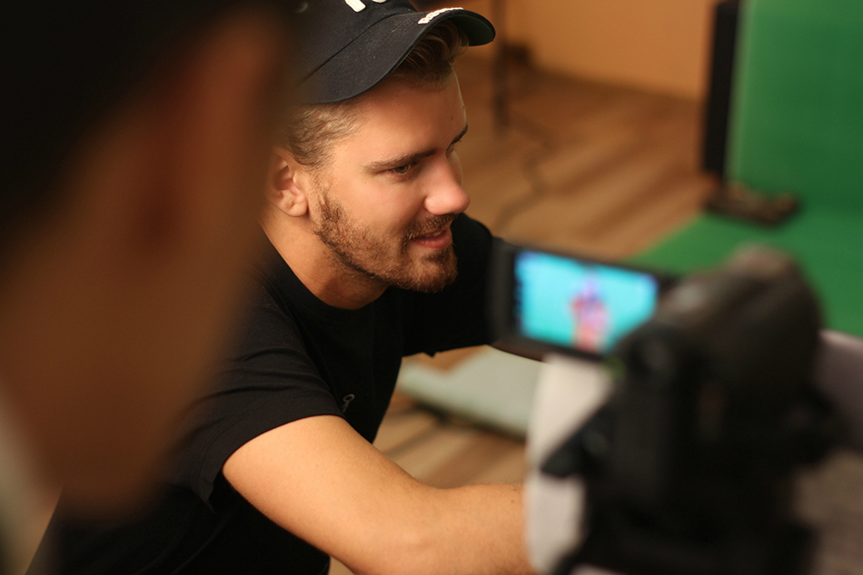 Неслышащий режиссёр Павел Родионов в процессе работы над проектом «Deaf Laugh».