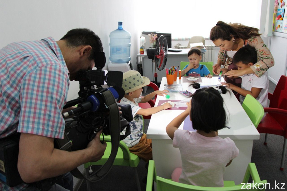 Как детям с нарушением слуха в Алматы помогают адаптироваться к жизни