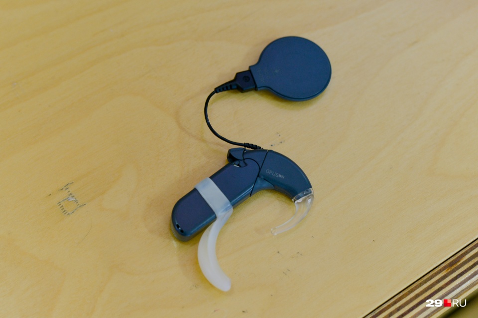 Передатчик речевого процессора держится на голове с помощью круглого магнита. Фото: Иван Митюшёв.
