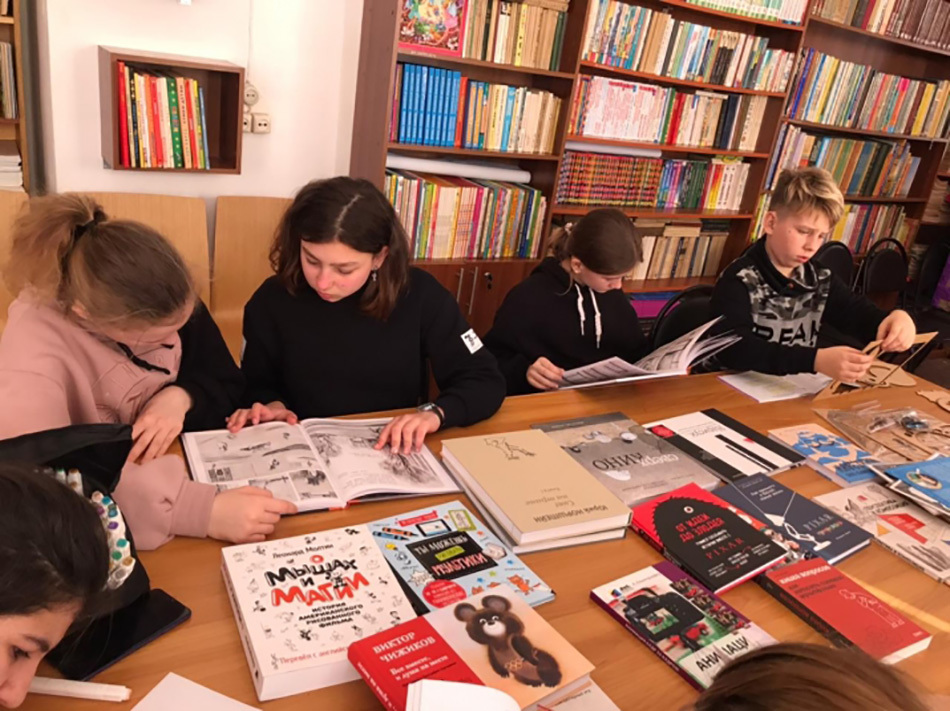 Слабослышащим детям подарили книги для создания мультфильмов