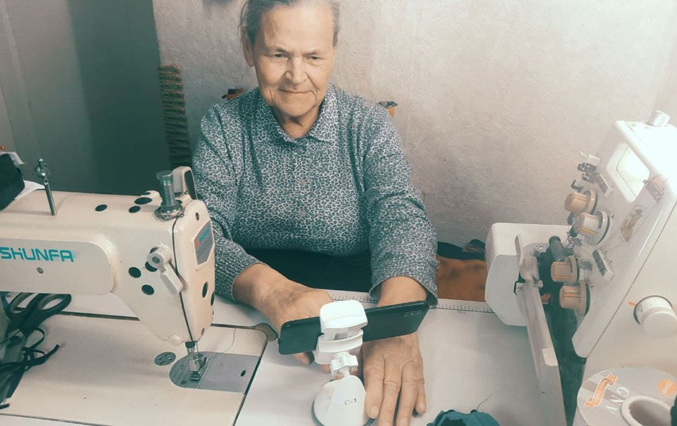В 80 лет освоила смартфон. С его помощью она общается с родными, смотрит фильмы и читает новости.