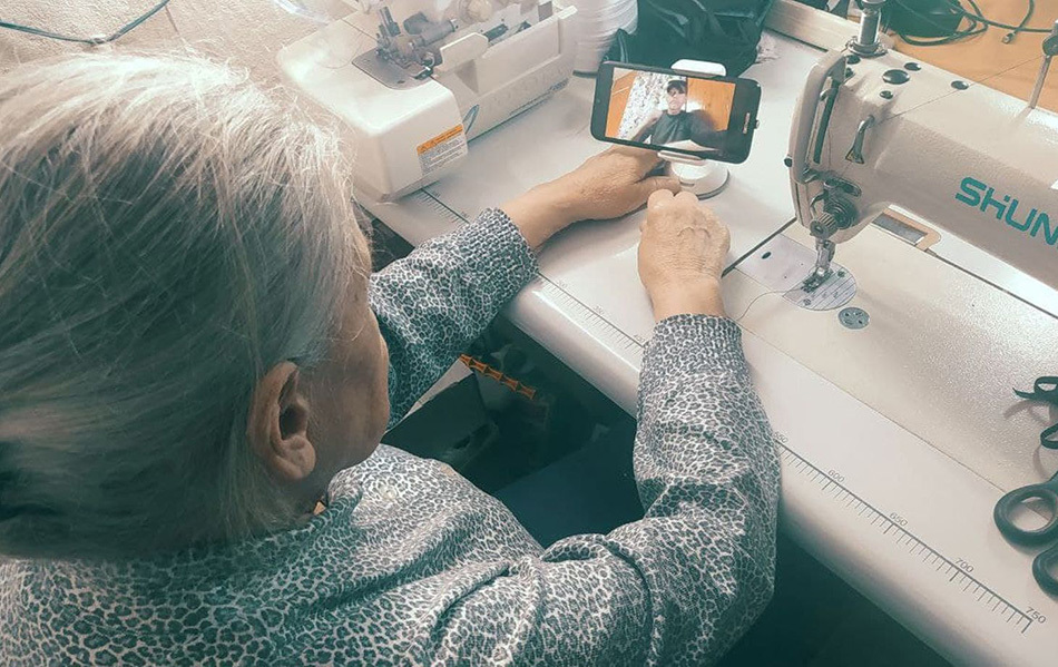 В 80 лет освоила смартфон. С его помощью она общается с родными, смотрит фильмы и читает новости.