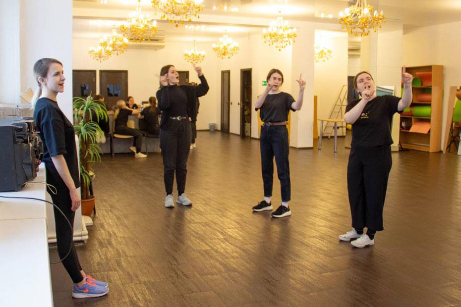 «Белый воробей» репетирует песню «Лети, лето» с педагогом жестового пения